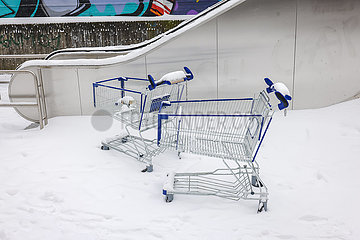 Wintereinbruch  Einkaufswagen stehen im Schnee  Essen  Nordrhein-Westfalen  Deutschland