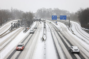 Wintereinbruch  Eis und Schnee auf der Autobahn A40  Essen  Nordrhein-Westfalen  Deutschland