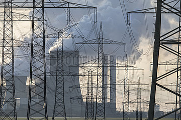 Blick durch Strommasten auf das Kohlekraftwerk Niederaußem