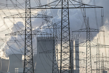Blick durch Strommasten auf das Kohlekraftwerk Niederaußem