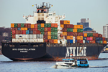Blick auf die Elbe mit Containerschiff