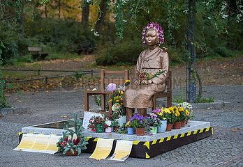 Berlin  Deutschland - Trostfrauen-Denkmal in der Bremer Strasse in Berln-Moabit