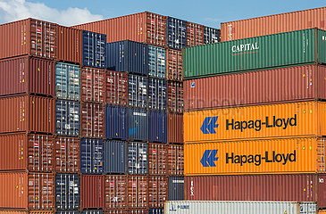 Genua  Italien - Containerstapel im Hafen