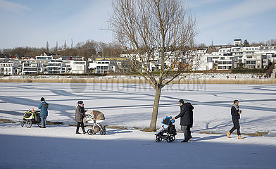 Spaziergaenger am Phoenix-See im Winter bei Eis und Schnee  Dortmund  Ruhrgebiet  Nordrhein-Westfalen  Deutschland