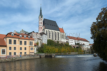 Cesky Krumlov  Tschechische Republik - Historische Bebauung in der Altstadt mit Moldau und Blick zur Pfarrkirche St. Veit