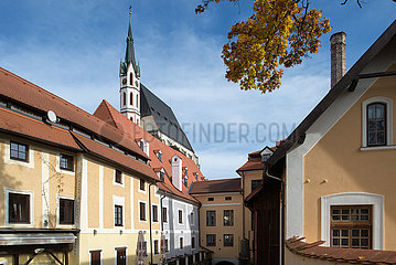 Cesky Krumlov  Tschechische Republik - Historische Bebauung in der Altstadt mit Blick zur Pfarrkirche St. Veit