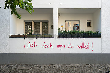 Berlin  Deutschland - Spruch ueber die Liebe an einer Hauswand