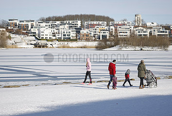 Spaziergaenger am Phoenix-See im Winter bei Eis und Schnee  Dortmund  Ruhrgebiet  Nordrhein-Westfalen  Deutschland