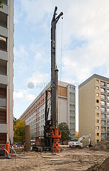 Berlin  Deutschland - Beginn von Bauarbeiten zur Nachverdichtung im Wohnungsbau in einem Wohngebiet