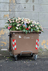 Genua  Italien - Blumenschmuck von Trauerfeiern und Beerdigungen im Abfall