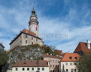 Cesky Krumlov  Tschechische Republik - Das Krumauer Schloss mit Schlossturm und Fassaden von Haeusern der Altstadt