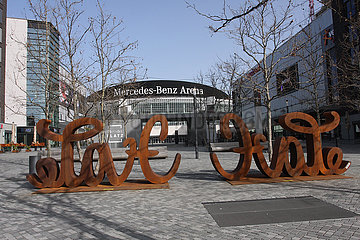 Love Hate skulptur vor dem Mercedes Benz Arena