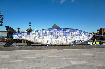 Grossbritannien  Nordirland  Belfast - The Big Fish  Skulptur aus Keramik (von John Kindness  1999) am Donegall Quay am Lagan River
