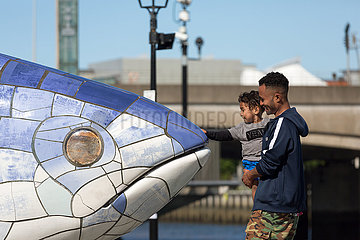 Grossbritannien  Nordirland  Belfast - The Big Fish  Skulptur aus Keramik (von John Kindness  1999) am Donegall Quay am Lagan River