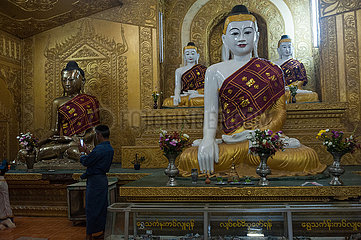 Mawlamyine  Myanmar  Gruppe von Buddha-Figuren an der Kyaikthanlan-Pagode