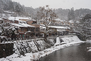 Takayama  Japan  Verschneite Winterlandschaft um den Miyagawa Fluss nahe der Altstadt