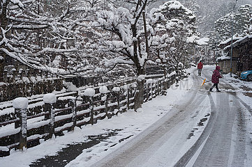 Takayama  Japan  Verschneite Strassenszene mit Baeumen im Winter