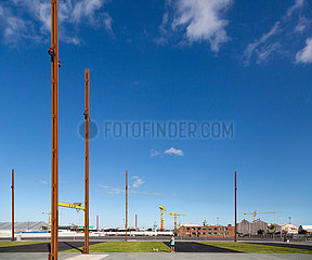 Grossbritannien  Nordirland  Belfast - Titanic Quarter: Die Masten des Titanic Slipway markieren den Stapellauf des beruehmte Schiffes von 1911  hinten die Schiffswerft Harland & Wolff (Bau der Titanic)