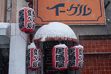 Takayama  Japan  Lampions mit japanischen Schriftzeichen am Eingang eines Restaurants