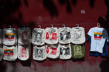 Yangon  Myanmar  Stofftaschen mit Abbild von Aung San Suu Kyi zum Verkauf an einem Strassenstand
