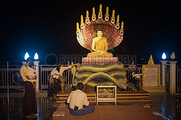Mawlamyine  Myanmar  Buddha-Figur und Glaeubige an der Kyaikthanlan-Pagode