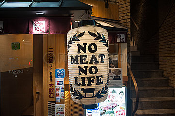 Kyoto  Japan  Lampion mit Aufschrift 'No Meat No Life' am Eingang eines Restaurants