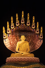 Mawlamyine  Myanmar  Beleuchtete Buddha-Figur an der Kyaikthanlan-Pagode