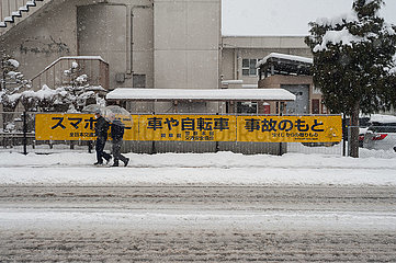 Takayama  Japan  Verschneite Strassenszene mit Fussgaengern im Winter