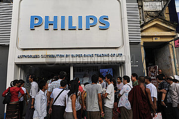 Yangon  Myanmar  Menschen stehen vor einem Geschaeft der Marke Philips im Stadtzentrum Schlange