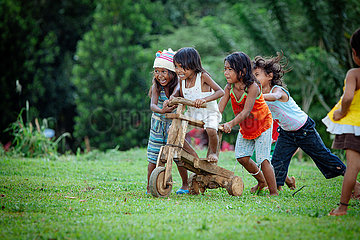 Kinder mit Holzroller