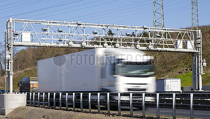 LKW faehrt unter Mautbruecke auf der Autobahn A45  Hagen  Nordrhein-Westfalen  Deutschland