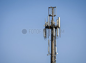 Mobilfunkmast auf dem Land  Hagen  Nordrhein-Westfalen  Deutschland