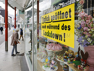 Lockdown  wenige Passanten in der Innenstadt  Krefeld  Nordrhein-Westfalen  Deutschland