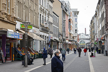 Lockdown  wenige Passanten in der Innenstadt  Krefeld  Nordrhein-Westfalen  Deutschland