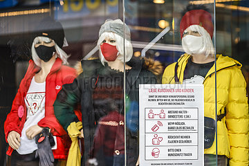 Lockdown  Schaufensterpuppen mit Maske und Hinweis zu Verhaltensregeln  Krefeld  Nordrhein-Westfalen  Deutschland