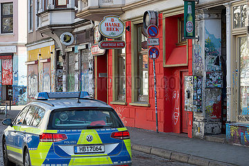 Deutschland  Bremen - Coronablues und Polizeistreife  geschlossene Gastronomie im Stadtteil Steintor