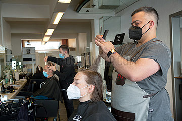 Deutschland  Bremen - Oeffnung der Friseusalons nach der 2. Coronawelle  Inhaber beim Haareschneiden