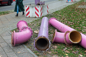 Berlin  Deutschland - Rosafarbene Elemente von Baustellen-Wasserleitungen
