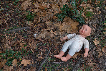 Berlin  Deutschland - Eine verlorene Puppe in einem Vorgarten
