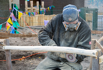 Berlin  Deutschland - Schleifarbeiten an Holz auf einer Baustelle