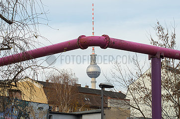 Berlin  Deutschland - Rosafarbene Baustellen- Wasserleitungen in der Berliner Innenstadt