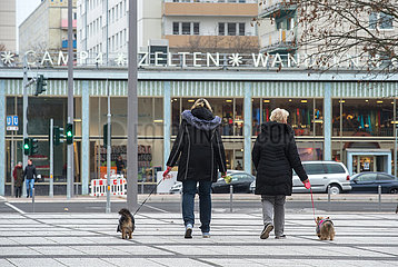 Berlin  Deutschland - 2 Frauen mit Hunden beim Flanieren in der Karl-Marx-Allee