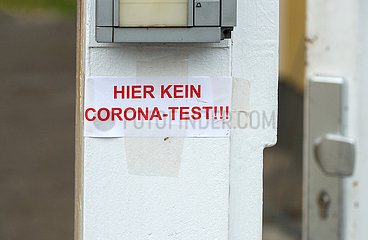 Berlin  Deutschland - Hinweisschild Hier kein Corona-Test