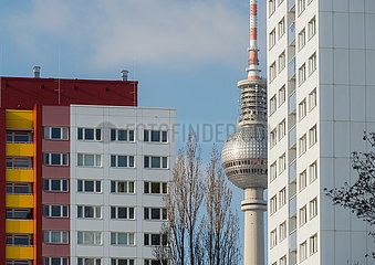 Berlin  Deutschland - Wohnhaeuser mit Fernsehturm in Mitte