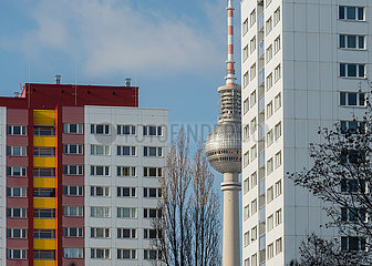 Berlin  Deutschland - Wohnhaeuser mit Fernsehturm in Mitte