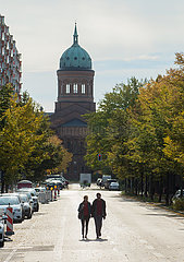 Berlin  Deutschland - Spaziergaenger-Paar in der Michaelkirchstrasse in Berlin-Mitte