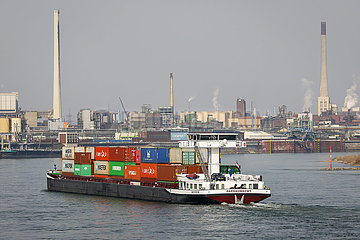 Containerschiff auf dem Rhein vor Chemiewerk  Krefeld  Nordrhein-Westfalen  Deutschland
