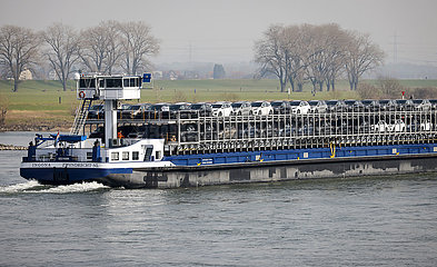 Frachtschiff mit Neuwagen der Marke Ford  Krefeld  Nordrhein-Westfalen  Deutschland