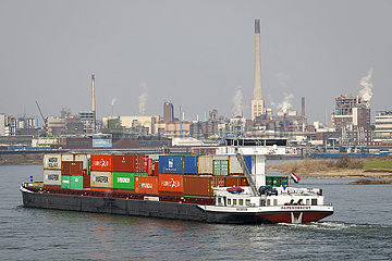 Containerschiff auf dem Rhein vor Chemiewerk  Krefeld  Nordrhein-Westfalen  Deutschland
