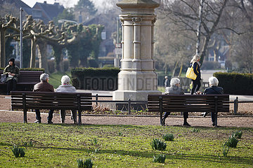 Rentner sitzen auf der Parkbank  Krefeld Uerdingen  Nordrhein-Westfalen  Deutschland